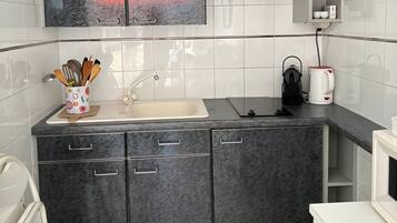 Wasserkocher mit Kaffee-/Teezubehör, Kühlschrank, Mikrowelle, Ofen