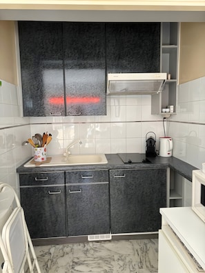 Wasserkocher mit Kaffee-/Teezubehör, Kühlschrank, Mikrowelle, Ofen