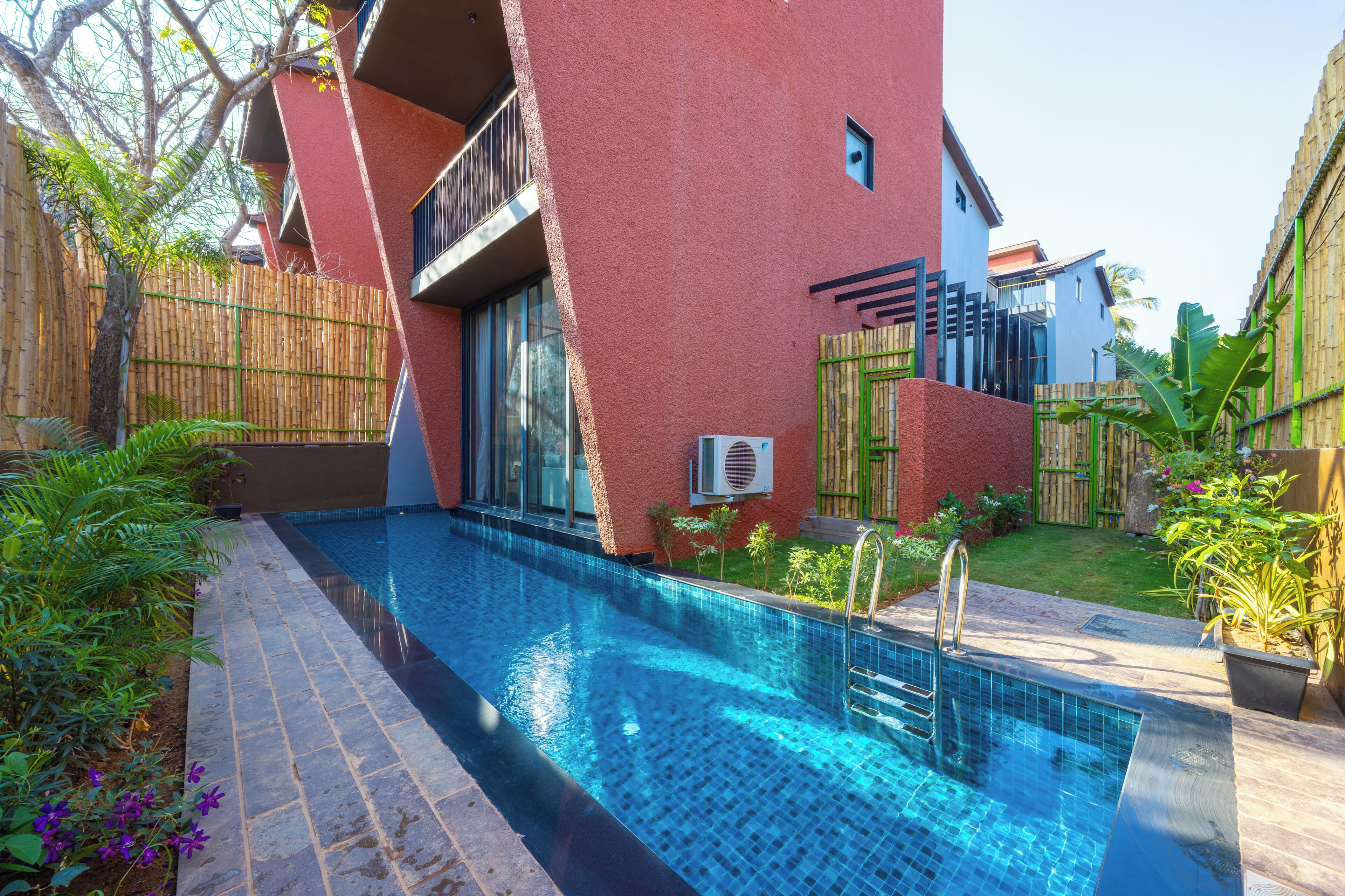 Una piscina al aire libre