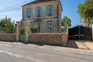 Exterior - Spacious Holiday Home for 10 person (Saint-Laurent-la-Vernède)