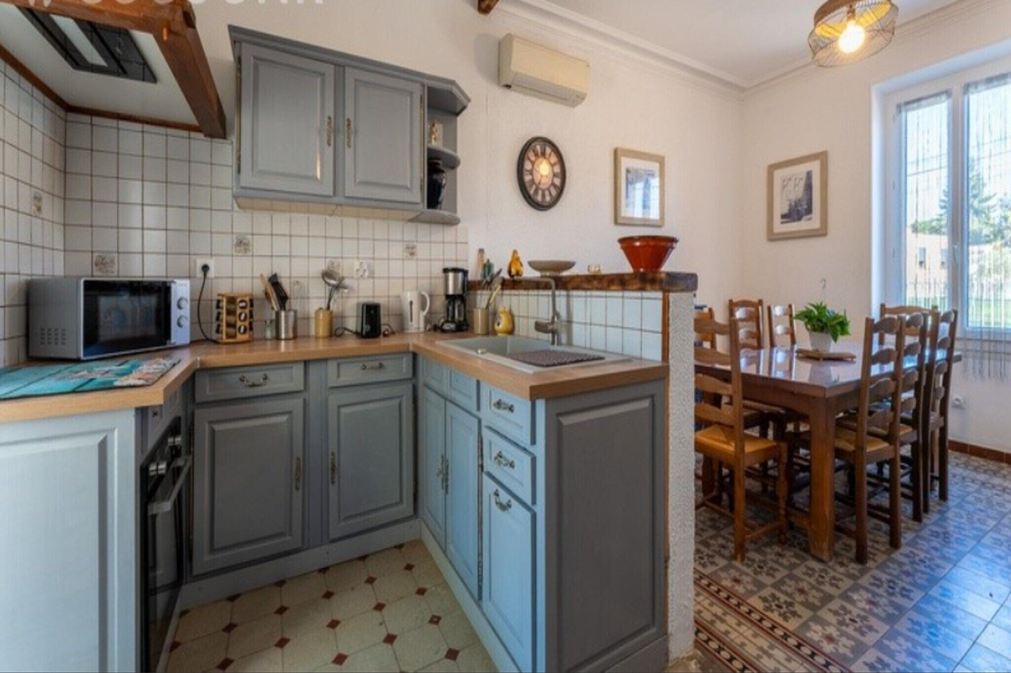 Cafetière/bouilloire, réfrigérateur, four, plaque de cuisson