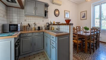 Cafetière/bouilloire, réfrigérateur, four, plaque de cuisson