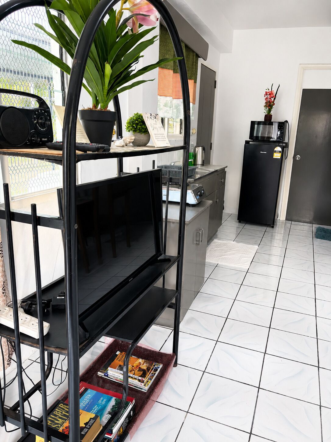 Habitación cuádruple económica, para fumadores, vista al patio | Interior