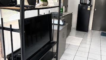 Habitación cuádruple económica, para fumadores, vista al patio | Interior