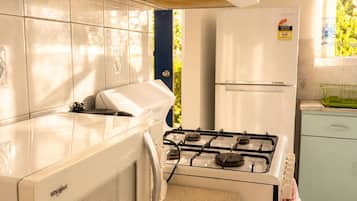 Habitación cuádruple económica, para fumadores, vista al patio | Cocina privada