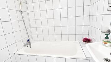Economy fyrbäddsrum - rökare - utsikt mot innergården | Badrum | Tofflor