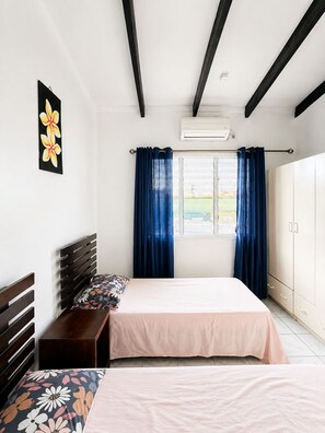 Phòng 4 Economy, hút thuốc, quang cảnh sân vườn | Màn/rèm cản sáng, bàn ủi/dụng cụ ủi quần áo 