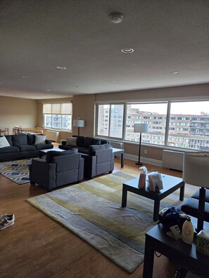 Living area - Spacious Apartment 5 min away from the Heart of DC (Provo)
