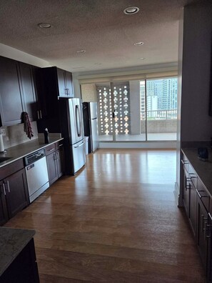Private kitchen - Spacious Apartment 5 min away from the Heart of DC (Provo)