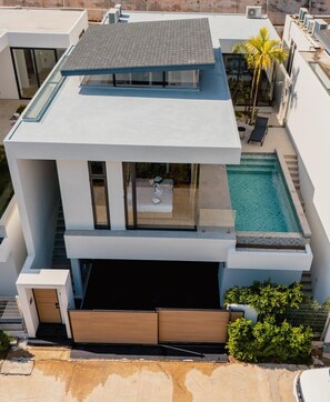 A modern two-story house with a rooftop terrace, a swimming pool, and a garage. - Villa Kauri 3BR at Aileen Naithon (Sa Khu)