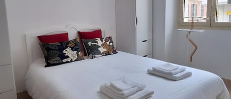 1 habitación, tabla de planchar con plancha, wifi y ropa de cama
