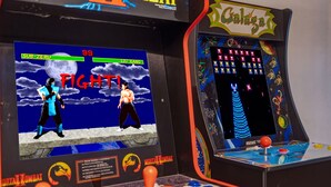 Zwei Spielautomaten mit Mortal Kombat-Branding, die einen Charakter namens Liu Kang und eine Kampfspiel-Oberfläche zeigen.