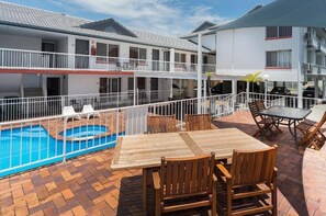 Outdoor dining - Luxury Beach side stay in Miami - 5 mins to Burleigh Heads (Miami)