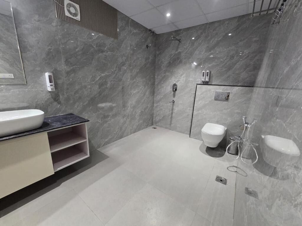 Amenidades de baño gratuitas, secadora de cabello, toallas, jabón 