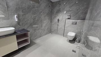 Amenidades de baño gratuitas, secadora de cabello, toallas, jabón