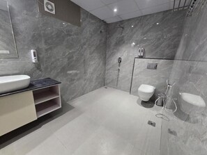 Amenidades de baño gratuitas, secadora de cabello, toallas, jabón 