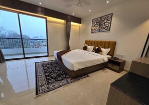 Habitación doble Deluxe, balcón, vista a la ciudad | Caja de seguridad en la habitación y escritorio 