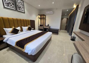Habitación doble estándar | Caja de seguridad en la habitación y escritorio 