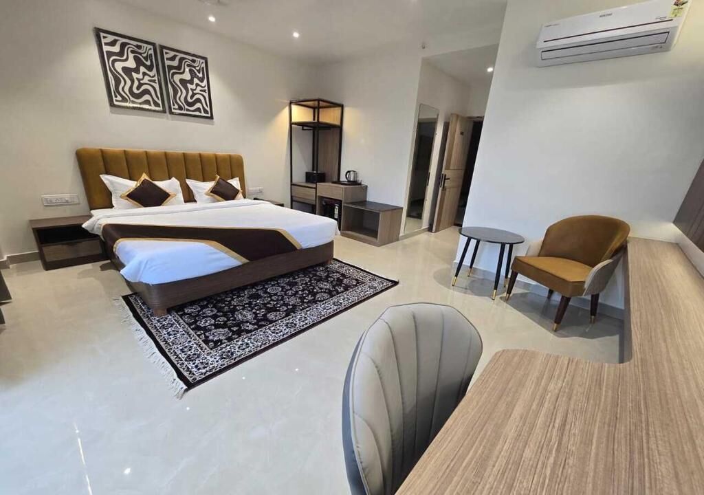 Habitación doble Deluxe, balcón, vista a la ciudad | Caja de seguridad en la habitación y escritorio 