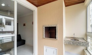 Ein modernes Badezimmer mit einer Granit-Arbeitsplatte, einem kleinen Waschbecken und einem Spiegel.