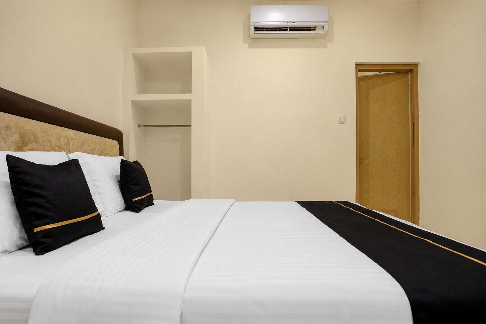 Escritorio, wifi gratis y ropa de cama 