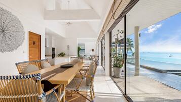 Villa Deluxe - utsikt mot stranden | Restauranger