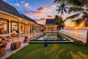 Villa Deluxe, vistas a la playa | Piscina | Una piscina al aire libre