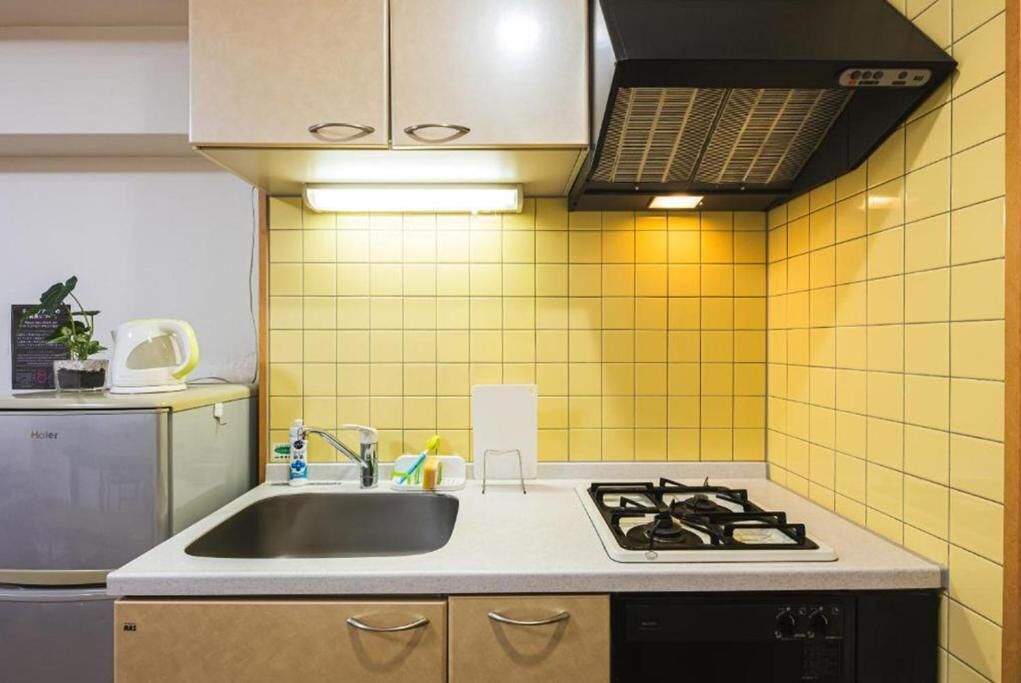 Kamar Deluks (703) | Dapur pribadi | Lemari es, microwave, kompor, dan ketel listrik