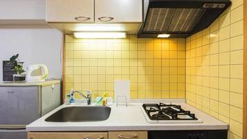 Kamar Deluks (703) | Dapur pribadi | Lemari es, microwave, kompor, dan ketel listrik