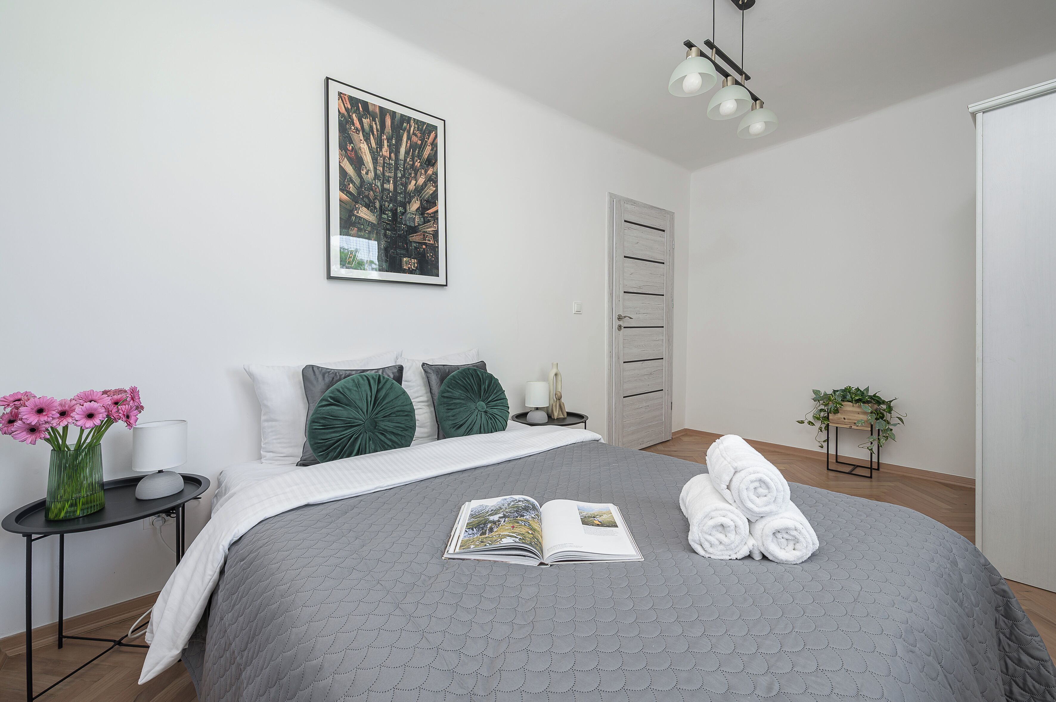 Departamento clásico, 2 habitaciones, vista al patio | Ropa de cama hipoalergénica, cortinas blackout y insonorización 