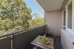 Classic Apartment, 2 Bedrooms, Courtyard View | Balcony view - Lumina 3-room Apart near Park & Balcony (Warszawa)