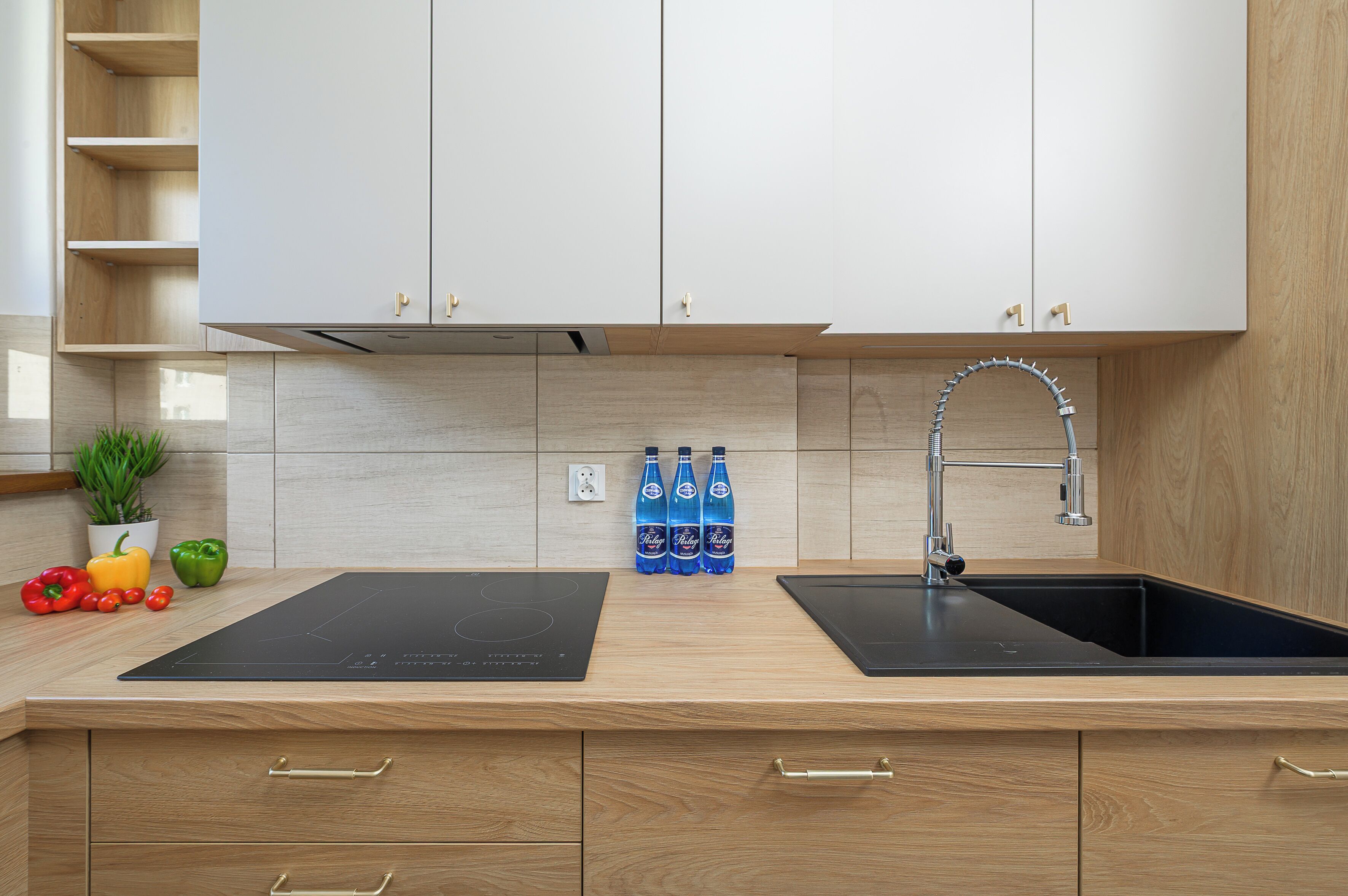 Appartement Classique, 2 chambres, vue cour intérieure | Cuisine privée | Bouilloire électrique, chaise haute, plancha, nécessaire de nettoyage