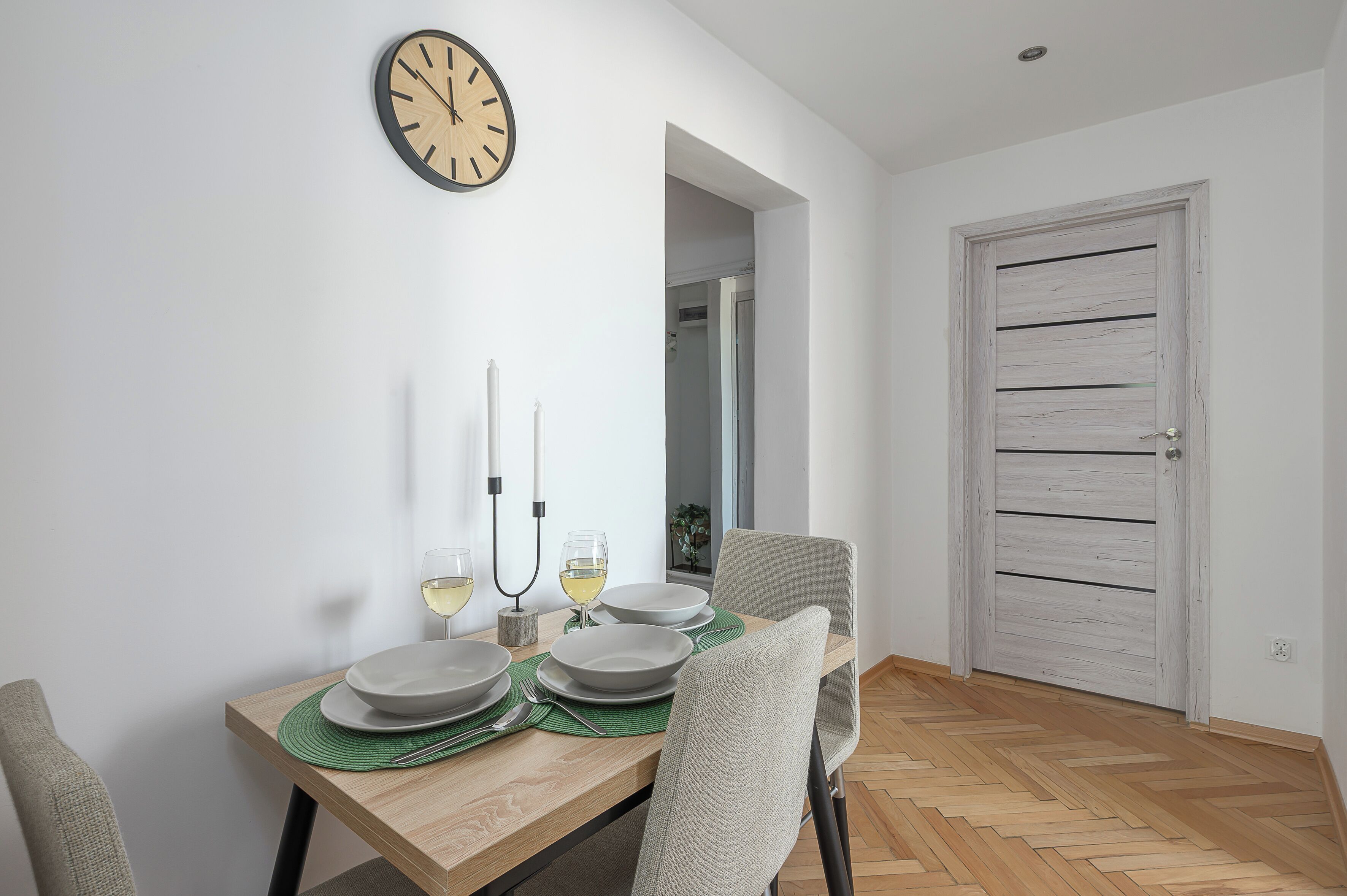 Appartement Classique, 2 chambres, vue cour intérieure | Cuisine privée | Bouilloire électrique, chaise haute, plancha, nécessaire de nettoyage