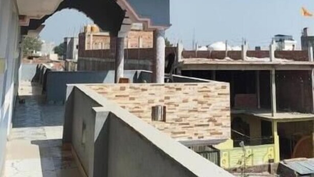 Un bâtiment doté d’un toit plat et d’un balcon apparent.