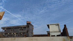 Un bâtiment doté d’un toit plat et d’une antenne visible.