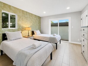 Tabla de planchar con plancha, cuna de viaje, wifi y ropa de cama 