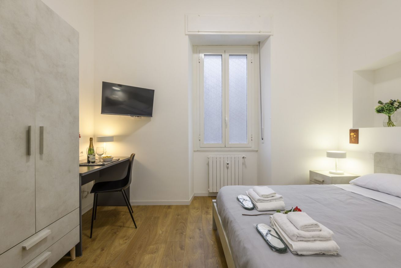 1 chambre, fer et planche à repasser