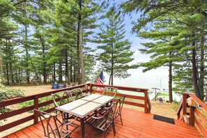 Outdoor dining - Lake Petenwell Hideaway with Private Dock & Kayaks (Arkdale)