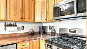 Coffee/tea maker, fridge, microwave, oven