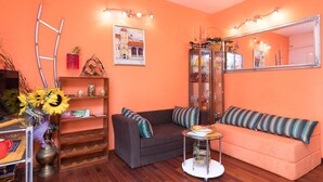Ein Wohnzimmer mit einer Couch, einem Couchtisch und einem Spiegel.
