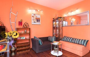 Ein Wohnzimmer mit einer Couch, einem Couchtisch und einem Spiegel.