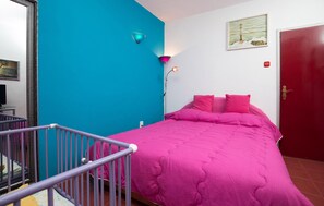 A bedroom with a bed, a red door, a painting, and a lamp. - Beautiful apartment in Trogir (Trogir)