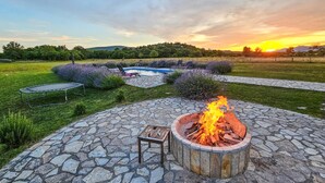 Property grounds - Pet friendly home in Ervenik (Ervenik)