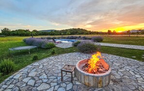 Property grounds - Pet friendly home in Ervenik (Ervenik)