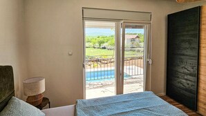 Room - Awesome home in Ervenik (Ervenik)