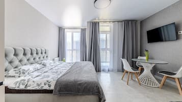 Estudio Confort, balcón, vista a la ciudad | Cortinas blackout, tabla de planchar con plancha y wifi gratis