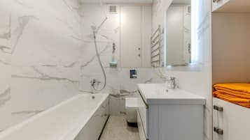 Estudio Confort, balcón, vista a la ciudad | Baño