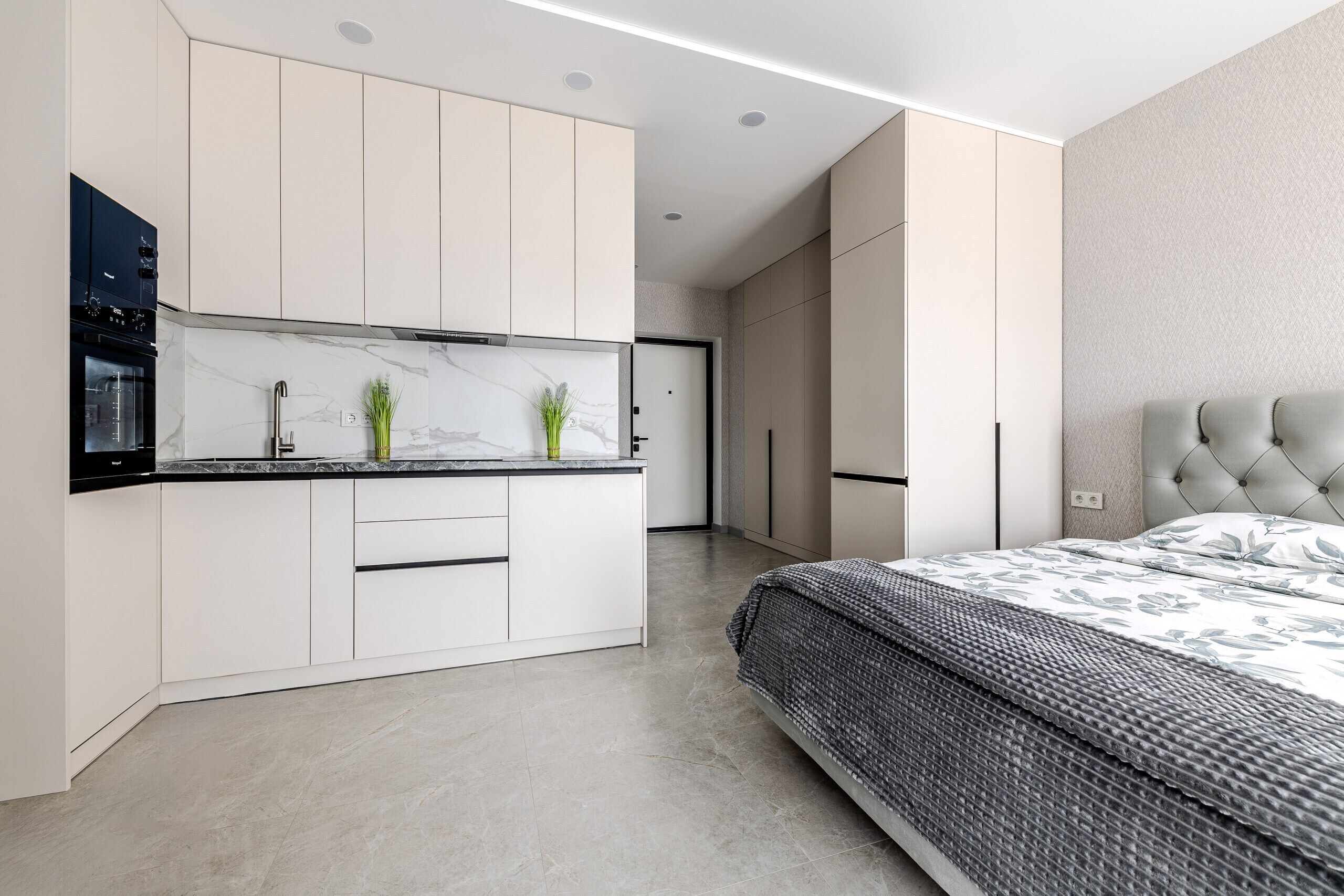 Monolocale comfort, balcone, vista città | Tende oscuranti, ferro/asse da stiro, Wi-Fi gratuito