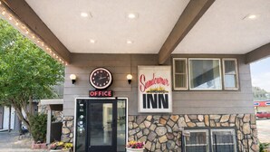 A building with a clock, an office sign, and a Sundown Inn sign. - King Bed |Non-Smoking (Forsyth MT)