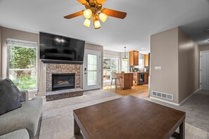 Living area - Spacious Garden House Near Red Rocks (Lakewood)